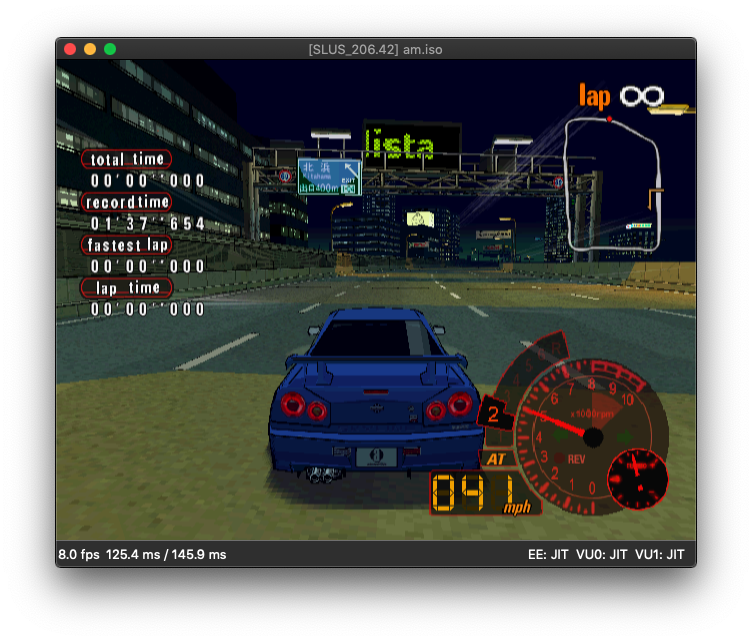 Une capture d’écran d’un jeu de course affichant un véhicule bleu sur une piste avec des statistiques de temps et un affichage rétro des instruments