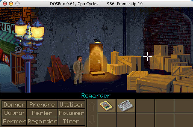 Scène de jeu d'aventure dans un entrepôt sombre avec caisses et interface en français