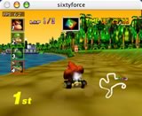 Un personnage rouge en position de victoire sur une piste de course de Mario Kart, affichant le premier rang avec un décor tropical en arrière-plan