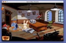 Une chambre d'hôtel désordonnée avec un lit défait, des objets éparpillés et un personnage assommé au sol dans un jeu vidéo d'aventure