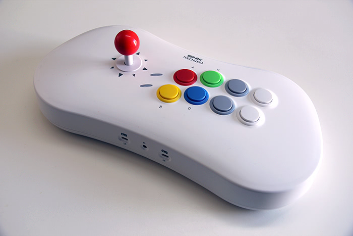 Manette de jeu blanche avec joystick central rouge et boutons colorés, ports USB et logo "Razer